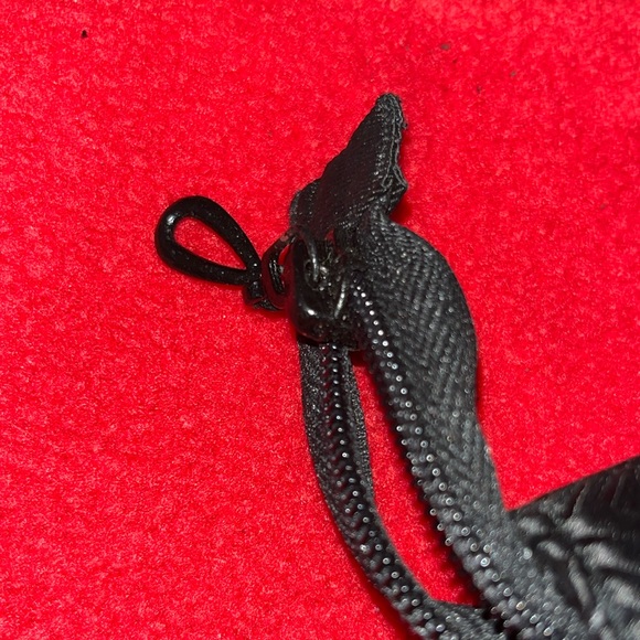 Elegant Black and Red Shoulder Bag - Picture 6 of 9